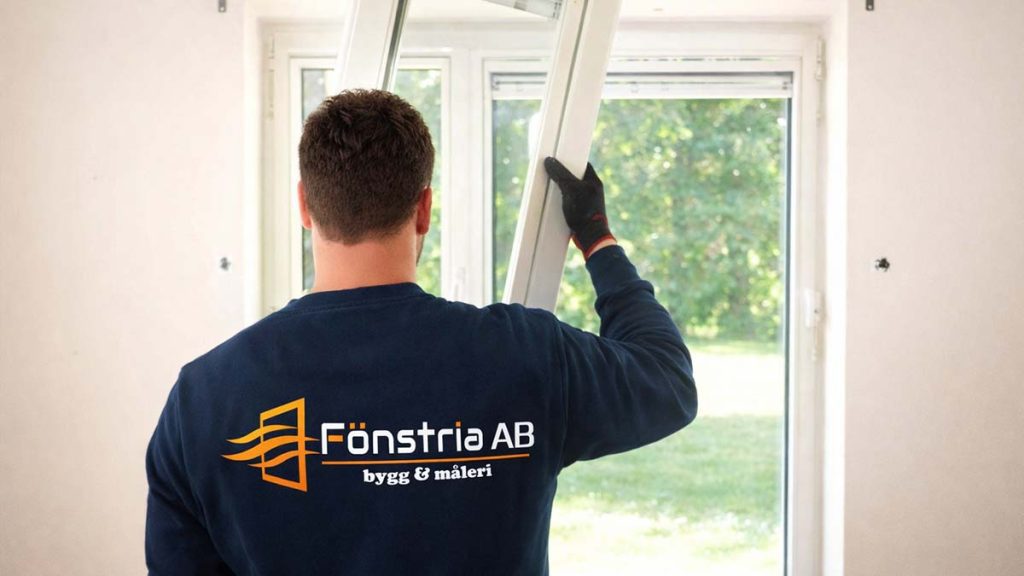 Montör från Fönstria AB installerar energifönster för att möta EU:s krav på energiprestanda.