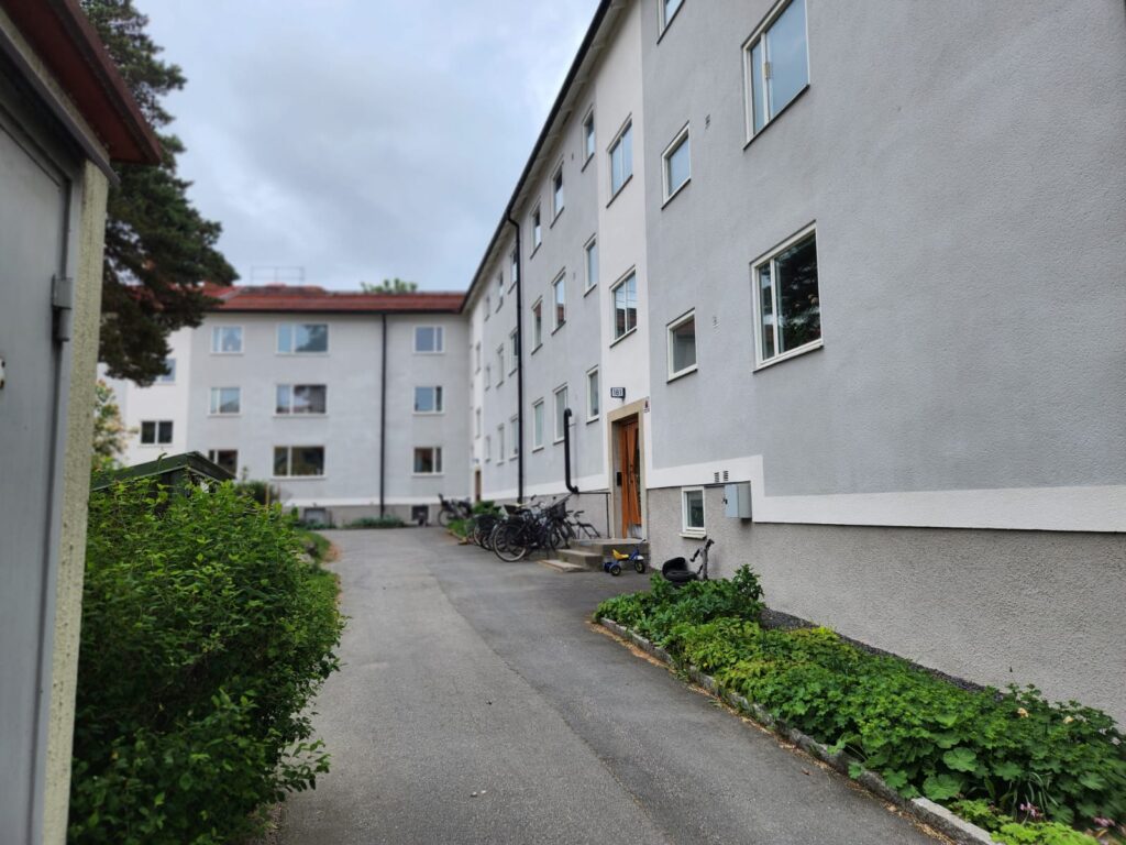 Ett skinande rent och färdigrenoverat fönster som speglar omgivningen hos BRF Saningen i Bagarmossen.