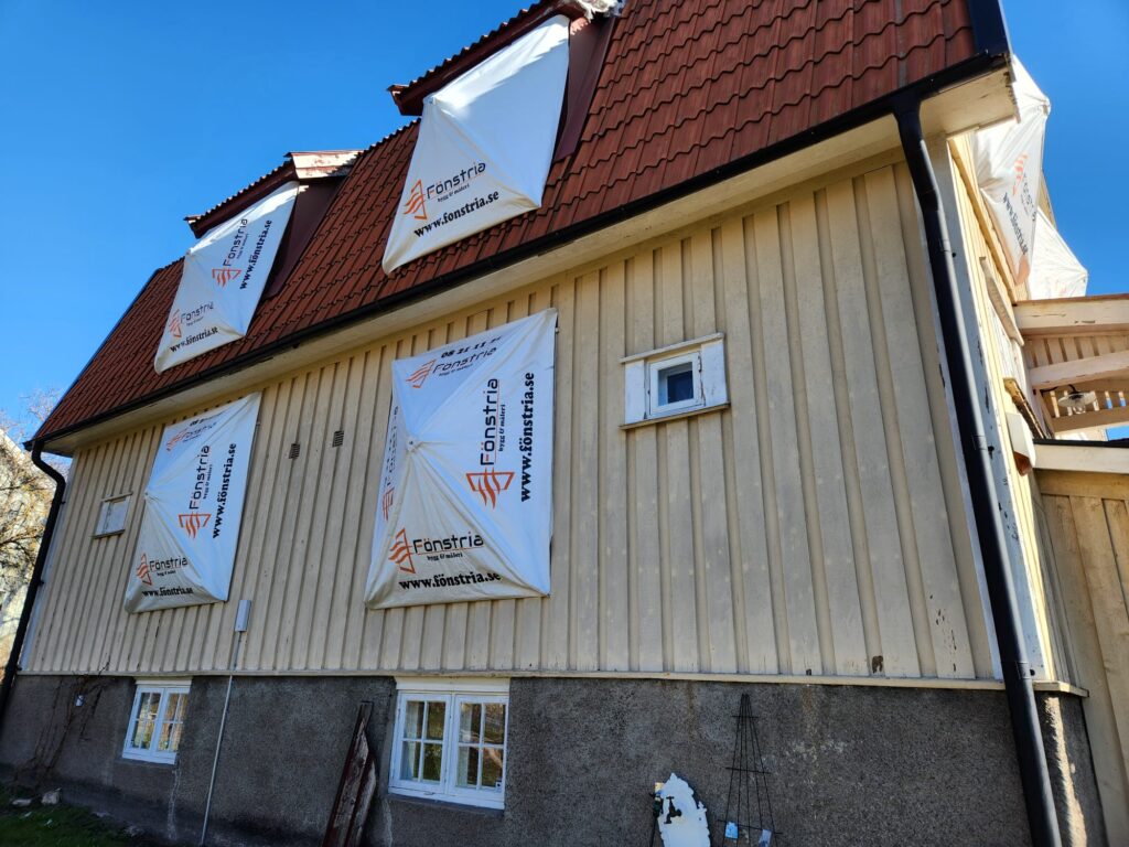 Närbild på nymålad fönsterbåge i vitt med linoljefärg på ett k-märkt hus i Enskede.