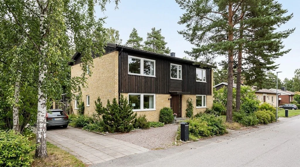 Renoverade träfönster på en villa i Sollentuna