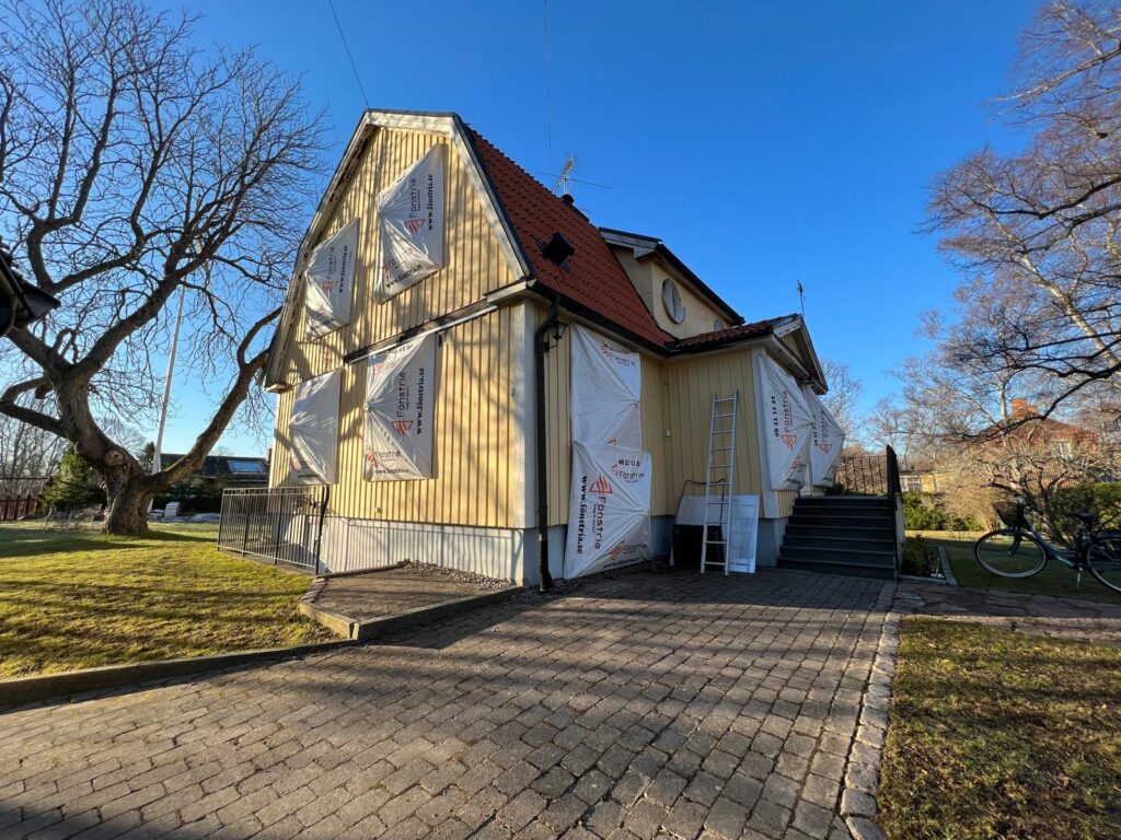 Närbild på nymålat fönsterbleck och karm vid fönsterrenovering i Danderyd utförd av Fönstria